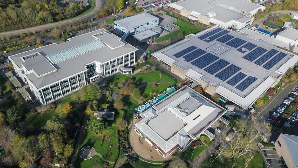 Consommateur professionnel alimenté en électricité renouvelable locale via un marché local d'énergie