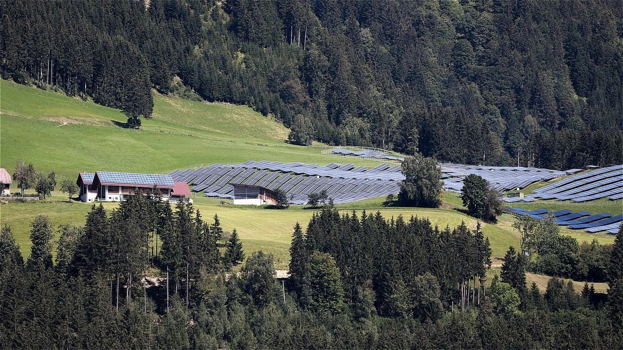 Champ photovoltaïque en montagne